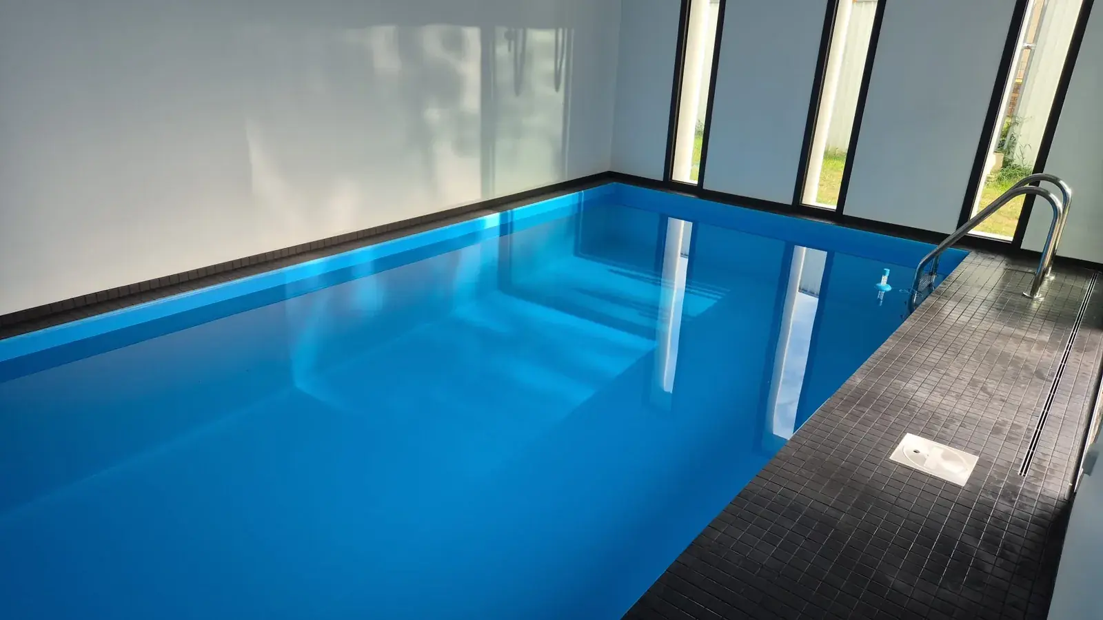Piscine intérieure avec membrane armée bleu Adriatique près de Bourgoin-Jallieu