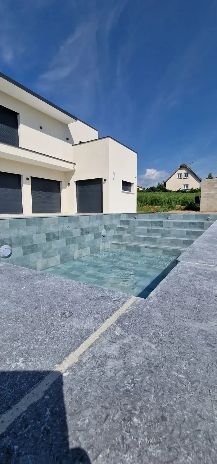 Membrane armée 3D gris silex posée dans un bassin neuf