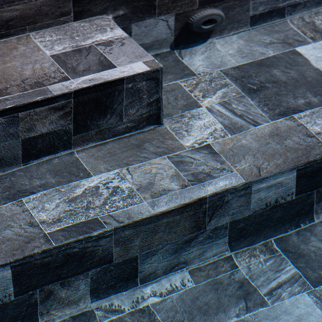 Marches de piscine avec membrane armée BWT Be BRANE 3D Surface Flagstone Brown, effet dalles de pierre sombres vu sous l’eau