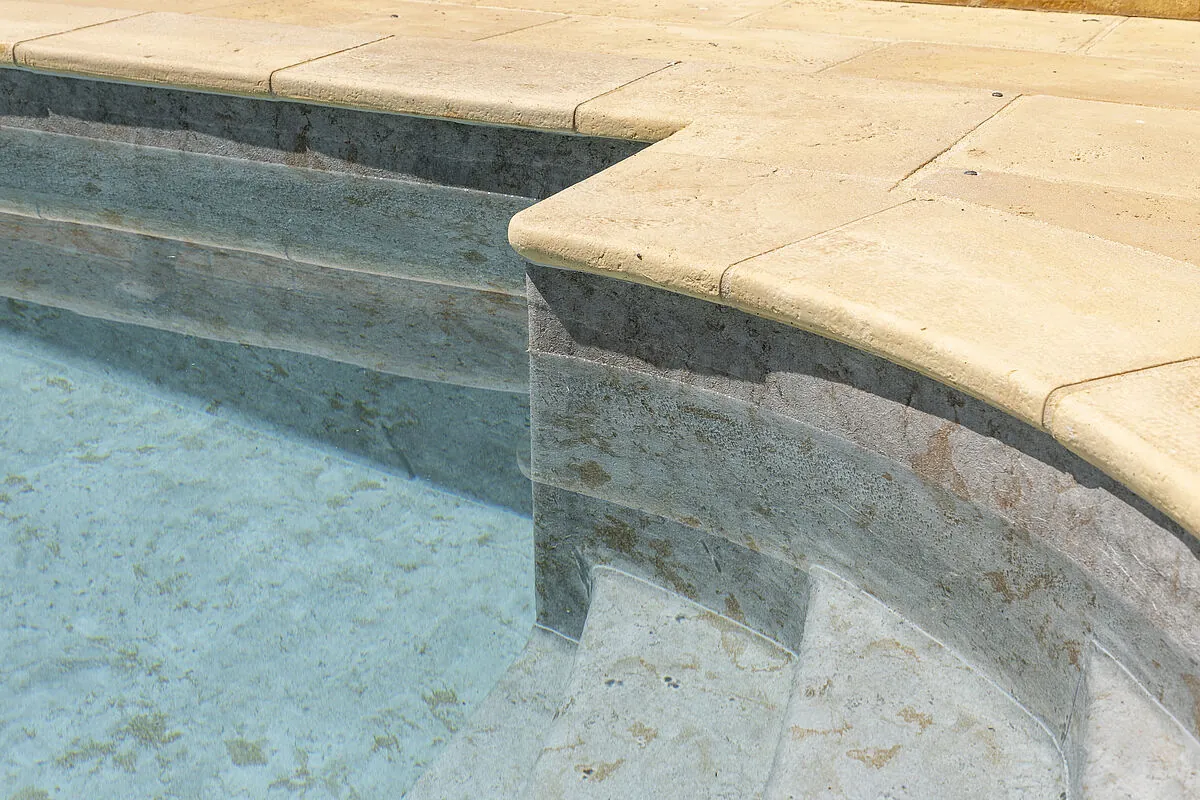 Margelle de piscine avec membrane armée RENOLIT ALKORPLAN Vogue Legacy, effet pierre patinée grise aux reflets rouille